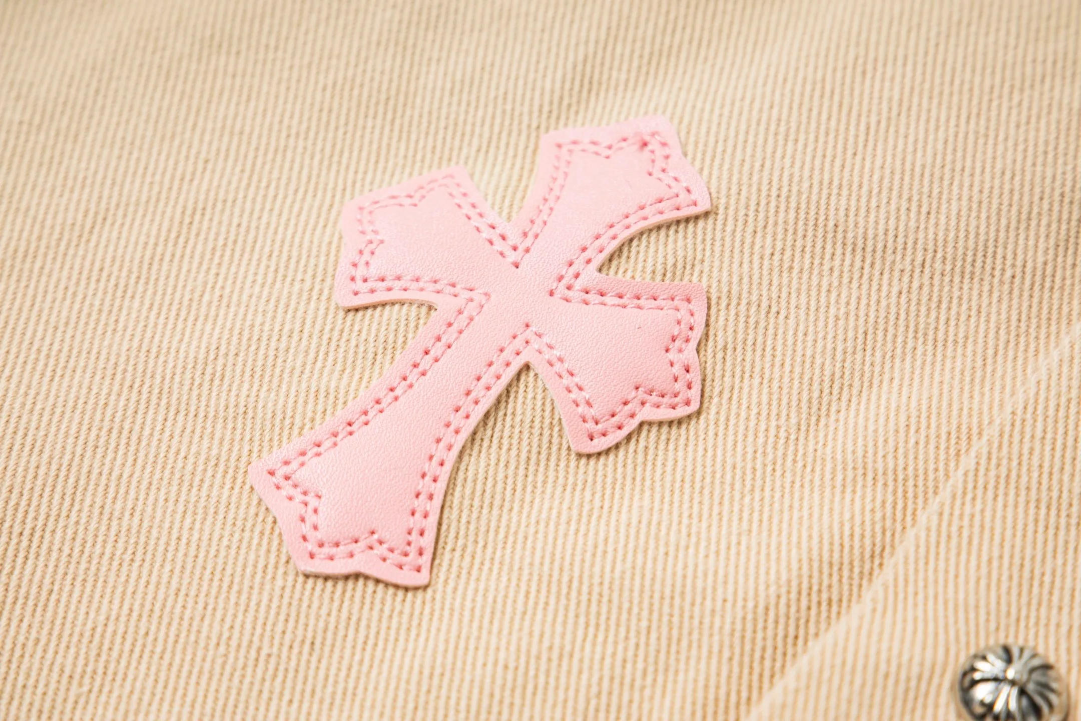 P260 ChromeHearts/Chrome Hearts ch cherry blossom pink checkerboard patchwork leather jacket. If you are obsessed with ChromeHearts, you can check it out. The same style for celebrities. Chrome Hearts is a very representative shirt jacket. The upper body of both men and women is really amazing, and it is the same style as Yu Shuxin and Angelababy! Recommended loose style for girls, super sweet! As soon as you go out, you will turn heads‼ ️This jacket is really eye-catching. Style number: 1717# (same style pants are available) Color: Khaki Size: S M L XL